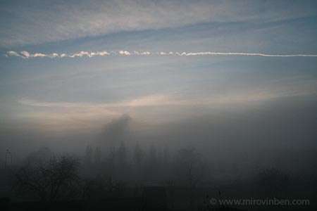 Brume et traînée dans le ciel - 13/01/2008 - (c) mirovinben